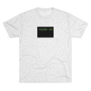 Peut inclure: Un t-shirt gris chiné avec un graphique noir et vert d'un terminal informatique affichant le texte ">sudo su".