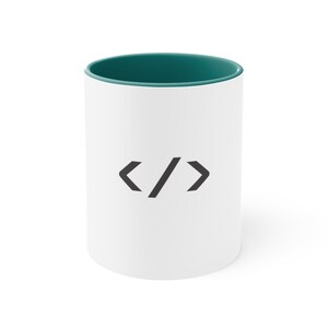 Peut inclure: Une tasse en céramique blanche avec un bord bleu sarcelle et le symbole de code "</>" imprimé sur le devant.