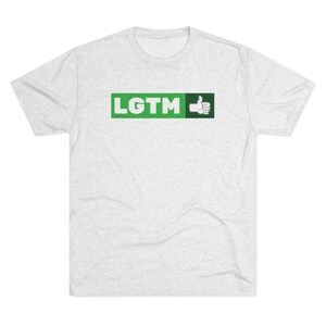 Può includere: Una t-shirt grigia melange con un rettangolo verde che dice "LGTM" con un'icona di pollice in su bianca.