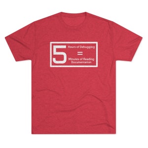 Peut inclure: T-shirt rouge avec un graphique blanc qui dit "5 heures de débogage = minutes de lecture de la documentation".