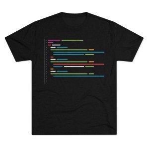Puede incluir: Camiseta negra con un diseño de código colorido en la parte delantera. El código está formado por líneas de diferentes colores, incluyendo rosa, naranja, verde, azul y blanco.