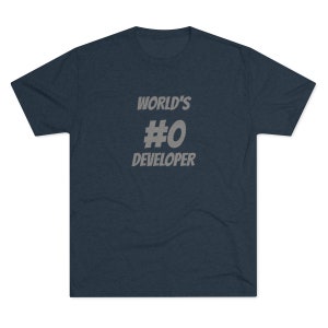 Peut inclure: Un t-shirt bleu foncé avec le texte "WORLD'S #0 DEVELOPER" en lettres grises.