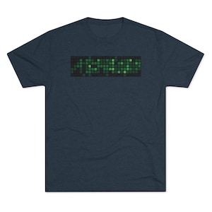 Puede incluir: Una camiseta azul oscuro con un diseño pixelado verde que dice "MATRIX".