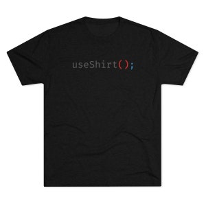 Può includere: Maglietta nera con il testo "useShirt();" in grigio, rosso e blu.