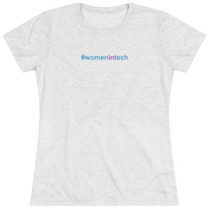 Peut inclure: Un t-shirt gris chiné avec le texte "#womenintech" imprimé en bleu et rose.
