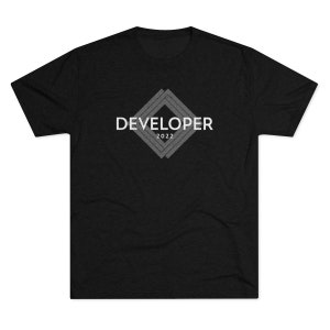 Peut inclure: T-shirt noir avec un motif blanc géométrique et le texte "DEVELOPER 2022".