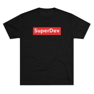 Peut inclure: T-shirt noir avec un rectangle rouge sur lequel est inscrit "SuperDev" en lettres blanches.