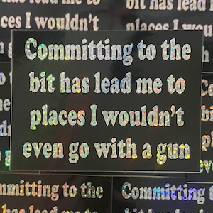 Könnte beinhalten: Ein schwarzer Aufkleber mit silbernen Glitzerbuchstaben, auf dem steht "Committing to the bit has lead me to places I wouldn't even go with a gun."