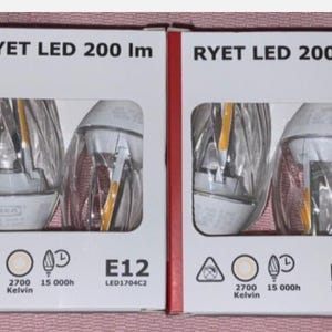 Puede incluir: Cuatro cajas de bombillas LED RYET 200 lm. Cada caja blanca con ribete rojo muestra una imagen clara de la bombilla. Las cajas muestran "E12", "2700 Kelvin" y "15 000h".