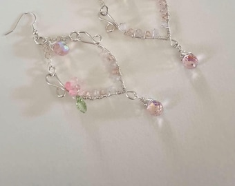 Dewkiss Dangles - Versilberte Ohrringe mit Rosenquarz, Glasblume & Kristalltropfen