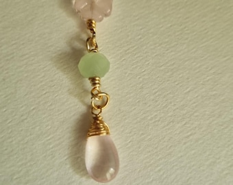 Elegante rosa Klee und Jade Glas Bead Gold Wire Charm