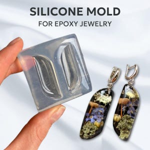 Puede incluir: Un molde de silicona transparente para hacer joyas de resina epoxi. El molde tiene forma de dos pendientes de lágrima. Se muestran dos pendientes terminados, hechos con flores secas y resina.