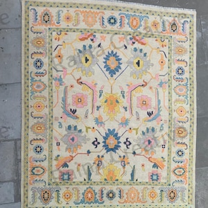 9x12 Hand-Knotted Wool Oushak Rug: Vintage Turkish Style