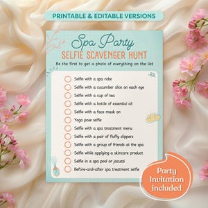 Puede incluir: Una lista de búsqueda de selfies para una fiesta de spa imprimible con un fondo azul claro y flores rosas. La lista incluye 12 elementos para tomar selfies, como una bata de spa, rodajas de pepino, una taza de té y una mascarilla facial. El texto "Invitación a la fiesta incluida" está en un círculo rosa en la esquina inferior derecha.