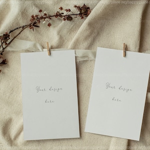 Dubbele 4 x 6 kaart mockup, bruiloft uitnodiging mockup, kaart met klink mockup, twee hangende lege kaart mockup, minimalistische kaart mockup, 4x6 kaart