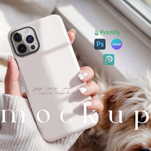 Könnte beinhalten: Weißes iPhone-Case-Mockup mit weißem Hintergrund. Das Case hat einen Kameraausschnitt und der Text "jpg - png - psd - canva template" ist auf der Rückseite aufgedruckt.