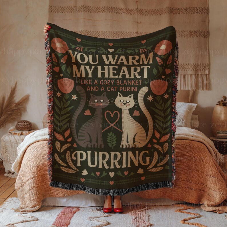 Puede incluir: Una manta tejida verde, marr&oacute;n y rosa con una ilustraci&oacute;n de un gato y el texto "You warm my heart like a cozy blanket and a cat purini purring".
