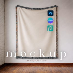 Könnte beinhalten: Eine cremefarbene gewebte Decke mit einem Fransenrand, die an einer weißen Wand hängt. Das Wort "Mockup" wird in weißem Text angezeigt, mit den Dateitypen "jpg, png, psd, canva" darunter. Symbole für Photoshop, Canva und Placeit sind sichtbar.