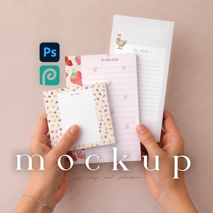 Può includere: Una collezione di blocchi per appunti con vari disegni e testi, tra cui "To-Do-List" e "My Notes". I blocchi per appunti presentano motivi floreali e di frutta, con un'illustrazione di un'anatra su uno. La parola "mockup" è visualizzata nell'immagine.
