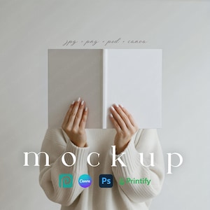 Puede incluir: Una persona sostiene un libro abierto con páginas blancas, ocultando su rostro. La palabra "mockup" se muestra en letras blancas grandes en la parte inferior. El texto adicional incluye "jpg png psd canva" y logotipos de Canva, Ps y Printify.