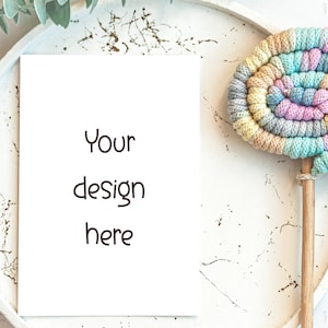 Mockup baby shower uitnodigingen, uitnodiging mockup, moderne Boho genderneutrale kaart mockup, minimalistische lege witte kaart, 5x7" kaart mockup
