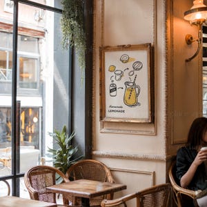 K&ouml;nnte beinhalten: Eine gerahmte Illustration eines Rezepts f&uuml;r hausgemachte Limonade. Die Illustration ist in einem gelben und schwarzen Farbschema gehalten und zeigt einen Krug Limonade, Zitronen, Zucker und Eis. Der Text "Homemade Lemonade" steht unter der Illustration.