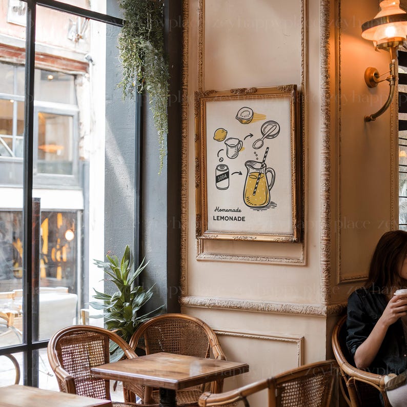 K&ouml;nnte beinhalten: Eine gerahmte Illustration eines Rezepts f&uuml;r hausgemachte Limonade. Die Illustration ist in einem gelben und schwarzen Farbschema gehalten und zeigt einen Krug Limonade, Zitronen, Zucker und Eis. Der Text "Homemade Lemonade" steht unter der Illustration.
