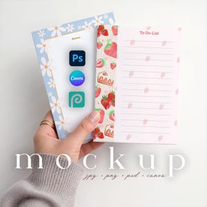 Op de afbeelding: Een mockup van een notitieblok en een takenlijst. Het notitieblok heeft een blauwe bloemenrand en de tekst "Notes:". De takenlijst is roze met aardbeienillustraties. De afbeelding bevat ook de logo's voor Photoshop, Canva en PicsArt.