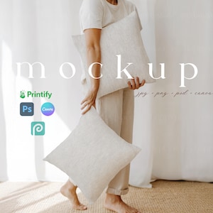 Könnte beinhalten: Eine Person hält zwei quadratische, hellbeige Zierkissen mit strukturiertem Aussehen. Das Wort "Mockup" wird in großen, weißen Buchstaben angezeigt. Das Bild enthält auch Logos für Printify, Photoshop und Canva.