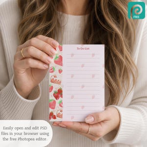 以下が含まれることがあります： イチゴをテーマにしたピンク色の To-Do-List ノート。 ノートの左側にはイチゴのパターンがあり、罫線ページには小さなイチゴのイラストが散りばめられています。 上部には「To-Do-List」の文字があります。