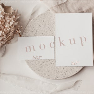 Mockup di invito a nozze neutro con doppia carta, Mockup di invito Boho, 5x7, 5x3,5" Mockup di set di carte, Mockup di cancelleria per matrimonio minimalista, 2 PC