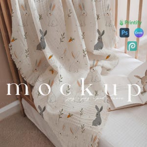 Mockup di coperta in mussola per bambini PSD Mockup di coperta in cotone country chic Canva Template Boho Baby Nursery Blanket Canva Coperta in mussola per neonati POD