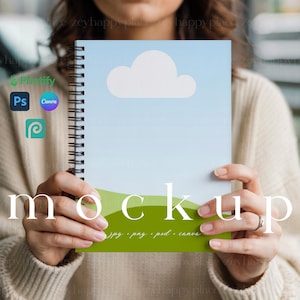 Könnte beinhalten: Ein weißes Notizbuch mit einem blauen Himmel und einer weißen Wolke. Das Notizbuch hat einen grünen Boden mit dem Text "mockup" und "jpg, png, psd, canva".