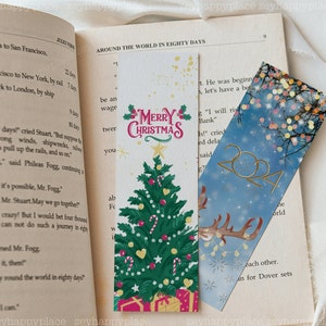 K&ouml;nnte beinhalten: Drei Weihnachts-Lesezeichen. Das erste Lesezeichen zeigt einen gr&uuml;nen Weihnachtsbaum mit roten und wei&szlig;en Ornamenten, Zuckerstangen und einem Stern obenauf. Das zweite Lesezeichen zeigt einen blauen Hintergrund mit einer goldenen Rentier-Silhouette und dem Text "2024". Das dritte Lesezeichen zeigt einen blauen Hintergrund mit einem wei&szlig;en und rosa floralen Design.
