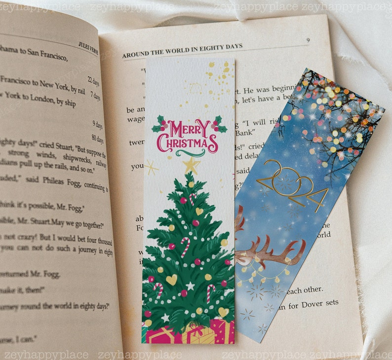 K&ouml;nnte beinhalten: Drei Weihnachts-Lesezeichen. Das erste Lesezeichen zeigt einen gr&uuml;nen Weihnachtsbaum mit roten und wei&szlig;en Ornamenten, Zuckerstangen und einem Stern obenauf. Das zweite Lesezeichen zeigt einen blauen Hintergrund mit einer goldenen Rentier-Silhouette und dem Text "2024". Das dritte Lesezeichen zeigt einen blauen Hintergrund mit einem wei&szlig;en und rosa floralen Design.