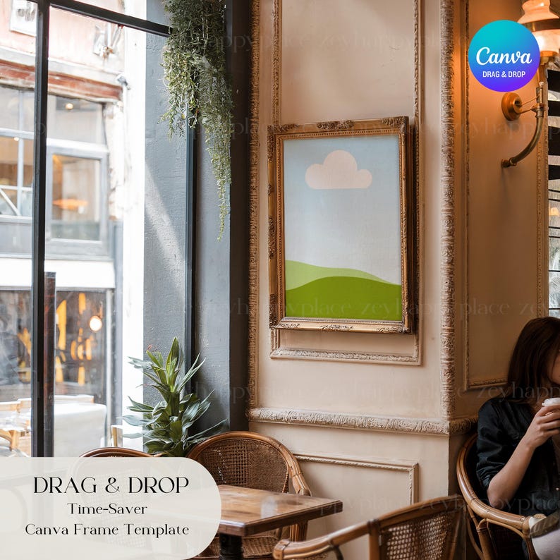 K&ouml;nnte beinhalten: Eine gerahmte Illustration eines gr&uuml;nen H&uuml;gels mit einer wei&szlig;en Wolke an einem blauen Himmel. Der Rahmen ist golden und verziert. Die Illustration h&auml;ngt an einer Wand in einem Caf&eacute;.