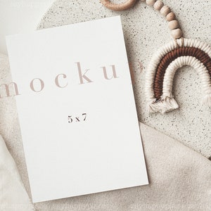 Mockup Babypartyeinladungen, Einladungsmodell, modernes Boho-Geschlechtsneutrales Kartenmodell, minimalistische leere weiße Karte, 12x18 cm Kartenmodell