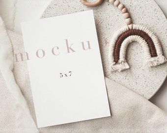 Mockup Babypartyeinladungen, Einladungsmodell, modernes Boho-Geschlechtsneutrales Kartenmodell, minimalistische leere weiße Karte, 12x18 cm Kartenmodell