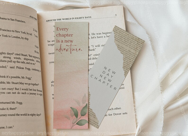 K&ouml;nnte beinhalten: Zwei Lesezeichen mit inspirierenden Zitaten. Das erste Lesezeichen ist ein hellrosa Aquarell mit gr&uuml;nen Bl&auml;ttern und dem Text "Jedes Kapitel ist ein neues Abenteuer". Das zweite Lesezeichen ist ein hellgraues Rechteck mit dem Text "Neuer Tag Neues Kapitel".