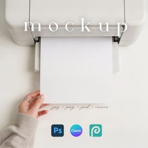 Puede incluir: Una impresora blanca con la palabra "mockup" impresa. Un papel blanco en blanco sale de la impresora. El texto "jpg + png + psd + canva" está debajo del papel, junto con los logotipos de Photoshop, Canva y PicMonkey.