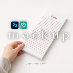 Puede incluir: Un bloc de notas blanco con líneas horizontales rojas y la palabra "Notes" en escritura roja. La palabra "mockup" está en letras grandes de color gris claro. La imagen también incluye los logotipos de Photoshop y Procreate, y el texto "jpg + png + psd".