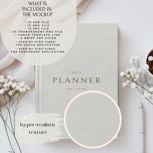 K&ouml;nnte beinhalten: Ein 2025-Planer mit dem Text "PLANNER MY YEAR" auf dem Cover. Der Planer liegt auf einer wei&szlig;en Oberfl&auml;che mit wei&szlig;en Blumen und einem Stift. Das Bild hat eine hyperrealistische Textur.