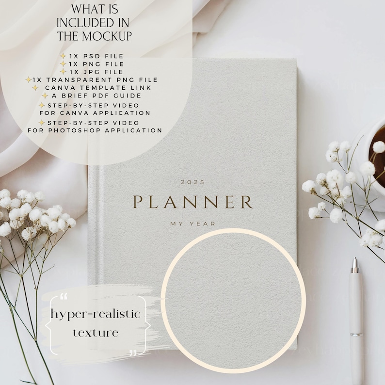 K&ouml;nnte beinhalten: Ein 2025-Planer mit dem Text "PLANNER MY YEAR" auf dem Cover. Der Planer liegt auf einer wei&szlig;en Oberfl&auml;che mit wei&szlig;en Blumen und einem Stift. Das Bild hat eine hyperrealistische Textur.