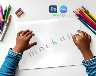 Op de afbeelding: Een wit vel papier met het woord "mockup" gespeld in kleurrijke letters. Twee handen bevinden zich aan weerszijden van het papier, met kleurpotloden aan de rechterkant van de afbeelding.
