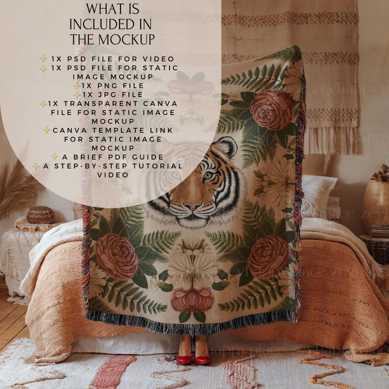 Puede incluir: Una maqueta de una manta con un dise&ntilde;o de tigre y flores. La manta est&aacute; colocada sobre una cama con una alfombra tejida en el suelo. El texto "WHAT IS INCLUDED IN THE MOCKUP" se muestra sobre un fondo blanco con estrellas doradas.