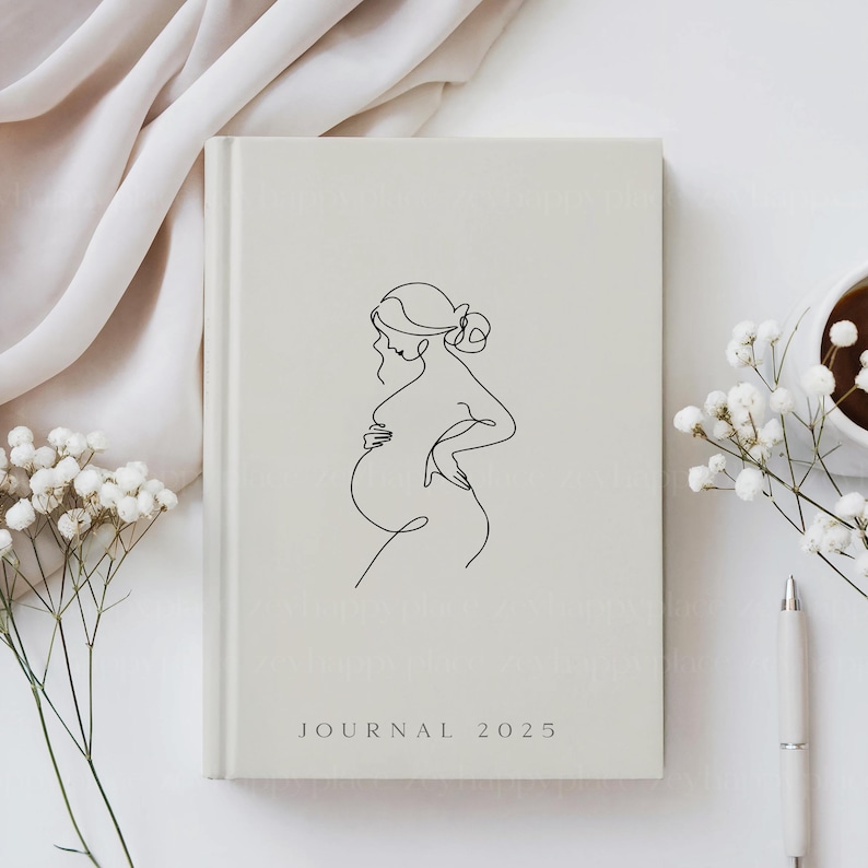 K&ouml;nnte beinhalten: Ein wei&szlig;es Journal mit einer Strichzeichnung einer schwangeren Frau auf dem Cover. Der Text "JOURNAL 2025" ist unten auf dem Cover gedruckt.