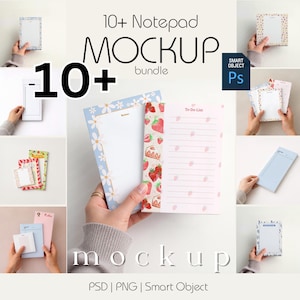 Op de afbeelding: Een mockup-bundel van 10+ notitieblokken met diverse ontwerpen. De notitieblokken hebben bloemen-, aardbeien- en patroonranden. De afbeelding bevat de tekst "10+ Notepad MOCKUP bundle" en "PSD | PNG | Smart Object".