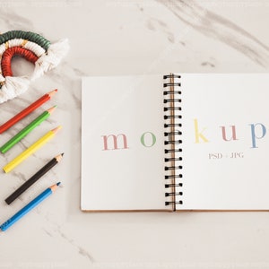 Ausmalseite Mockup, 8,5 x 11 Zoll Malvorlagen Mockup, Aktivität Buch Seiten Mockup, Spiral Notizbuch Malseite mit Bleistiften, Zeichnung Seite