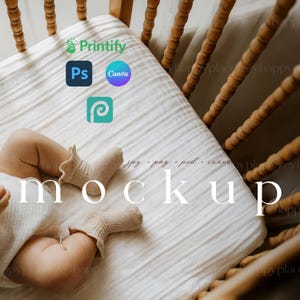 Peut inclure: Gros plan sur les jambes et les pieds d'un bébé dans un berceau, portant des chaussettes beiges à bords à volants. Le berceau a un drap texturé de couleur claire. Le mot "mockup" est affiché en blanc. Logos Printify, Photoshop, Canva et une plateforme de conception.