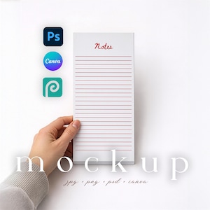 Może przedstawiać: Biały notatnik z czerwonymi poziomymi liniami i słowem "Notes" w czerwonym skrypcie. Słowo "mockup" jest wyświetlane dużymi, eleganckimi literami. Obraz zawiera również logo Photoshop, Canva i PicMonkey.